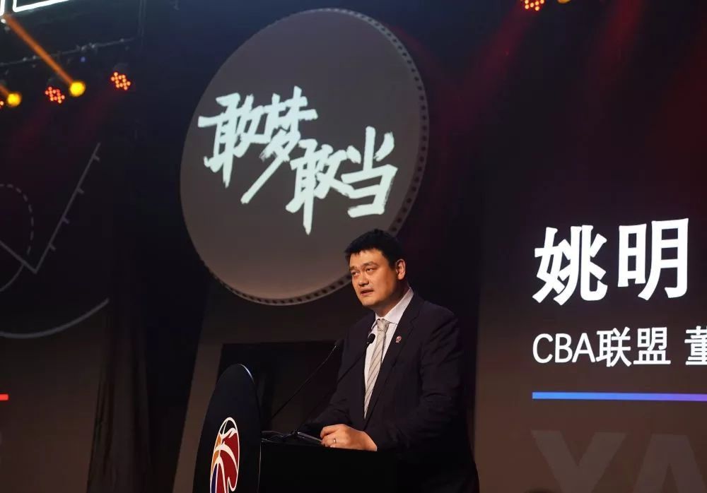 深受国际影坛注视的葡萄牙导演米格尔戈麦斯，继享誉国际的《金色八月天》、《禁恋》后，以长达383分钟的新作《一千零一夜》三部曲，显现今世葡萄牙的众生相。首部曲《一千零一夜I：不安之人》以天方夜谭中诉说故事的皇后雪哈拉莎德睁开，藉由三段故事描画富人、贫民、强者、鲁蛇、小偷和诚笃的人，若何在金融风暴下存活下来。米格尔戈麦斯连系实际主义色采与冷调诙谐的嘲讽笔触，锋利批评当局的财务计画，使人年夜呼出色。